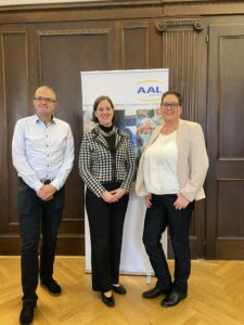 Präsidium der AAL AUSTRIA: vlnr Vizepräsident Markus Garschall, Präsidentin Maria Fellner, Vizepräsidentin Danilea Krainer vor dem AAL AUSTRIA Roll-up