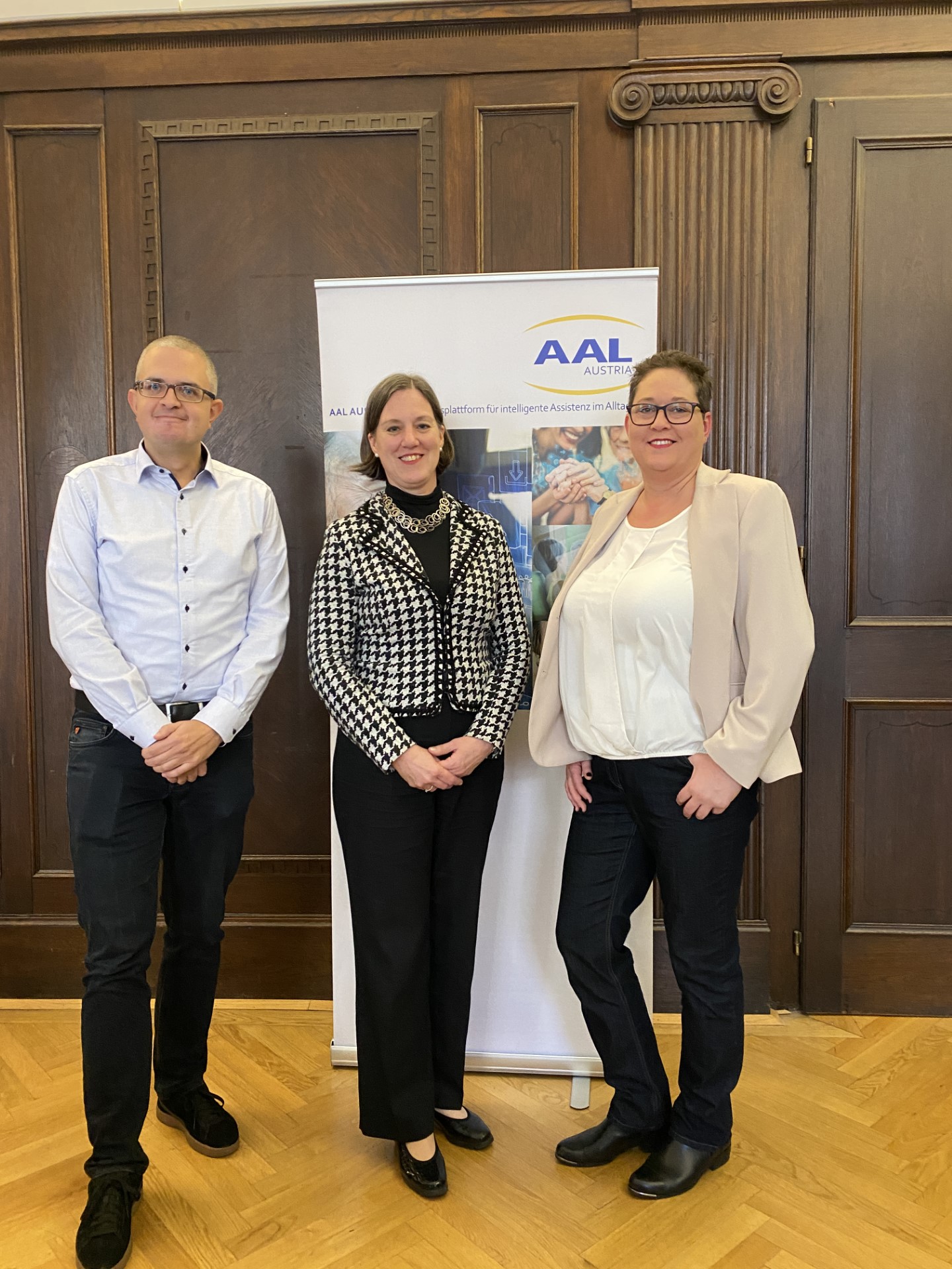 Präsidium der AAL AUSTRIA: vlnr Vizepräsident Markus Garschall, Präsidentin Maria Fellner, Vizepräsidentin Danilea Krainer vor dem AAL AUSTRIA Roll-up